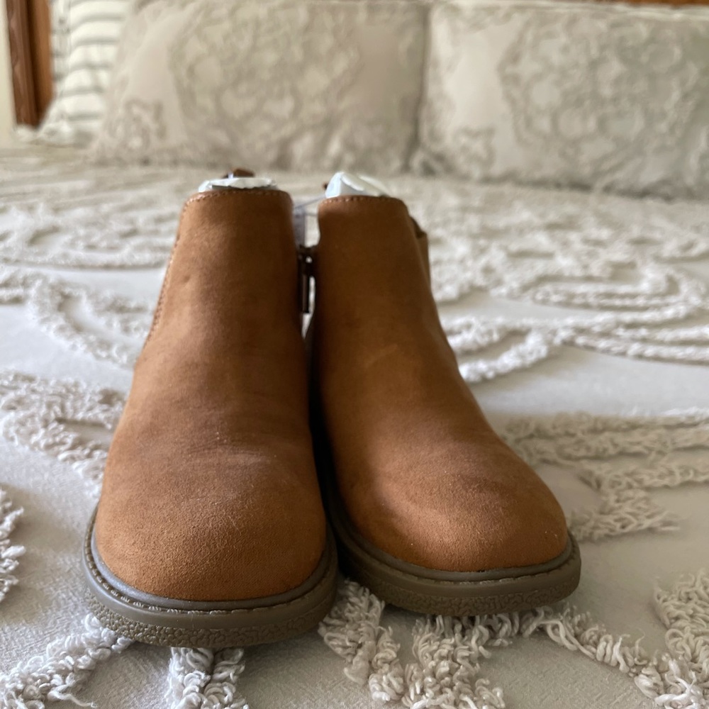 Faux Suede Old Navy Chunky Chelsea Boots for Toddlers- Size 11💕